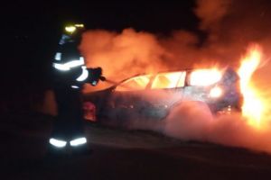 Maşină prăpădită în incendiu la Buzoeşti