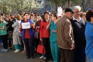 Protest spontan la Spitalul Judeţean Tulcea. Nemulţumiri salariale