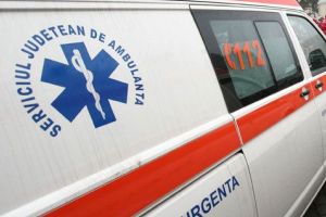 Un bărbat beat, accidentat în timp ce traversa strada