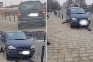 FOTO / ȘTIREA TA: Cu ochii în GPS, un şofer a doborât mai mulţi stâlpi ornamentali cu maşina. Responsabil, acesta a sunat la 112