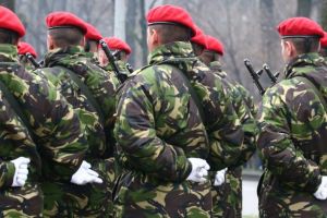 Lege nouă pentru veterani, invalizi şi militari răniţi. Care vor fi drepturile militarilor şi veteranilor participanţi la acţiuni militare, dar şi ale familiei militarilor