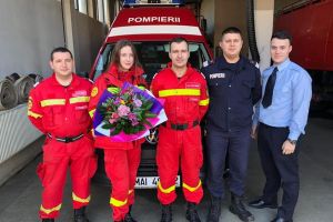 FOTO. Tânăra voluntară care a ales să-şi sărbătorească majoratul alături de pompieri. ,,Asta mă reprezintă”