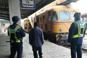 FOTO: Pericol la Sihlea! Un bărbat a distrus mai multe semnale de dirijare a traficului feroviar