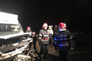 Doi morţi şi trei persoane rănite într-un accident grav la Dumbrăveni