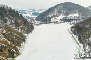 FOTO / VIDEO:  Imagini spectaculoase, de o rară frumuseţe, cu Lacul de la Mihoieşti, îngheţat complet